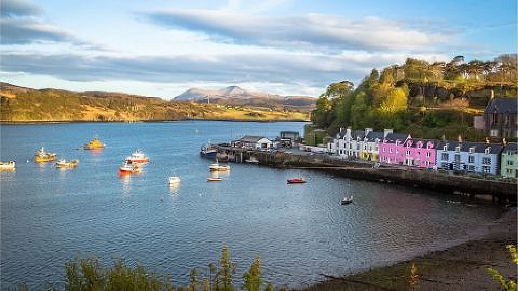 Edinburgh, Loch Ness & The Highlands - 3 Day Rail Tour from London (Standard Class)