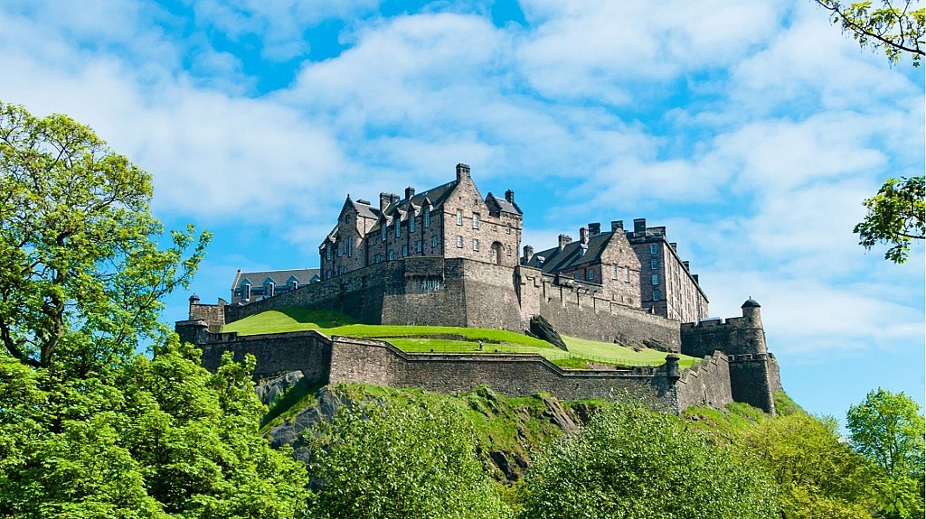 Edinburgh The Royal City - Day Tour from London (standard class)