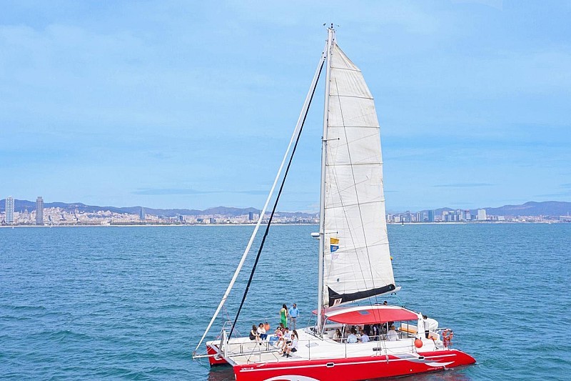Liten grupp katamaranresa i Barcelona