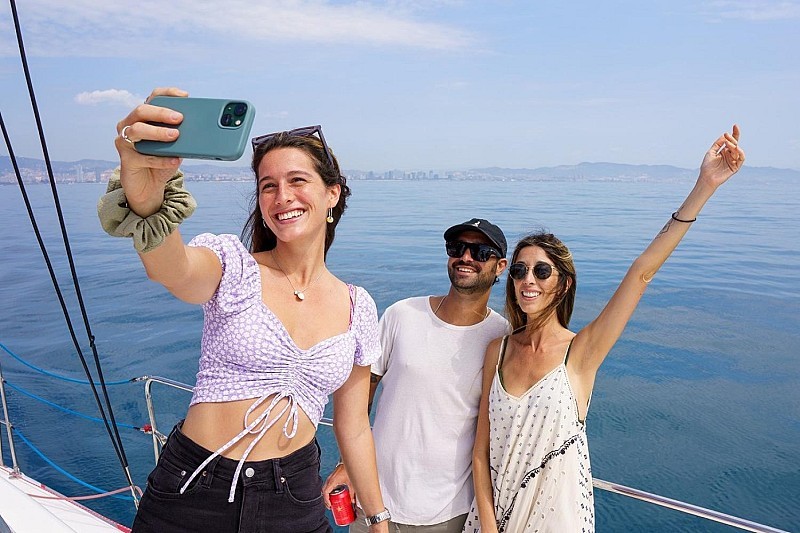 Liten grupp katamaranresa i Barcelona