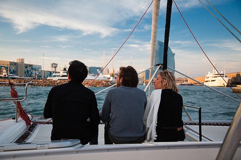 Liten grupp katamaranresa i Barcelona
