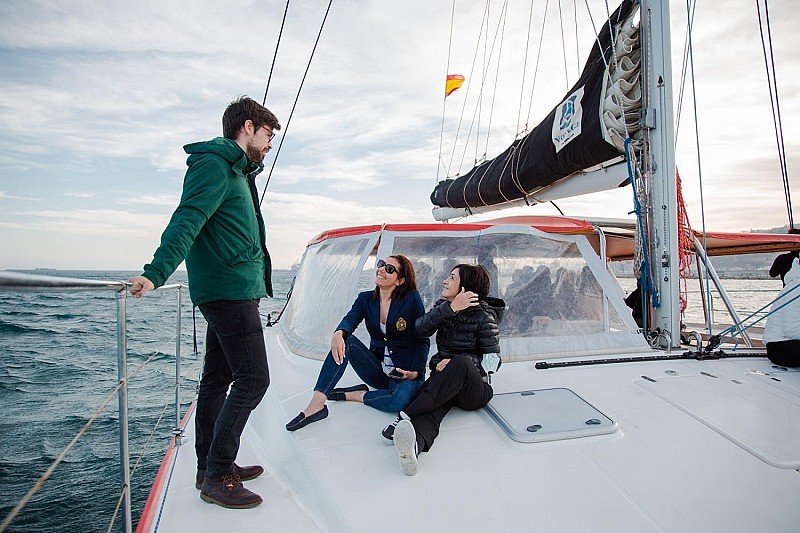 Liten grupp katamaranresa i Barcelona